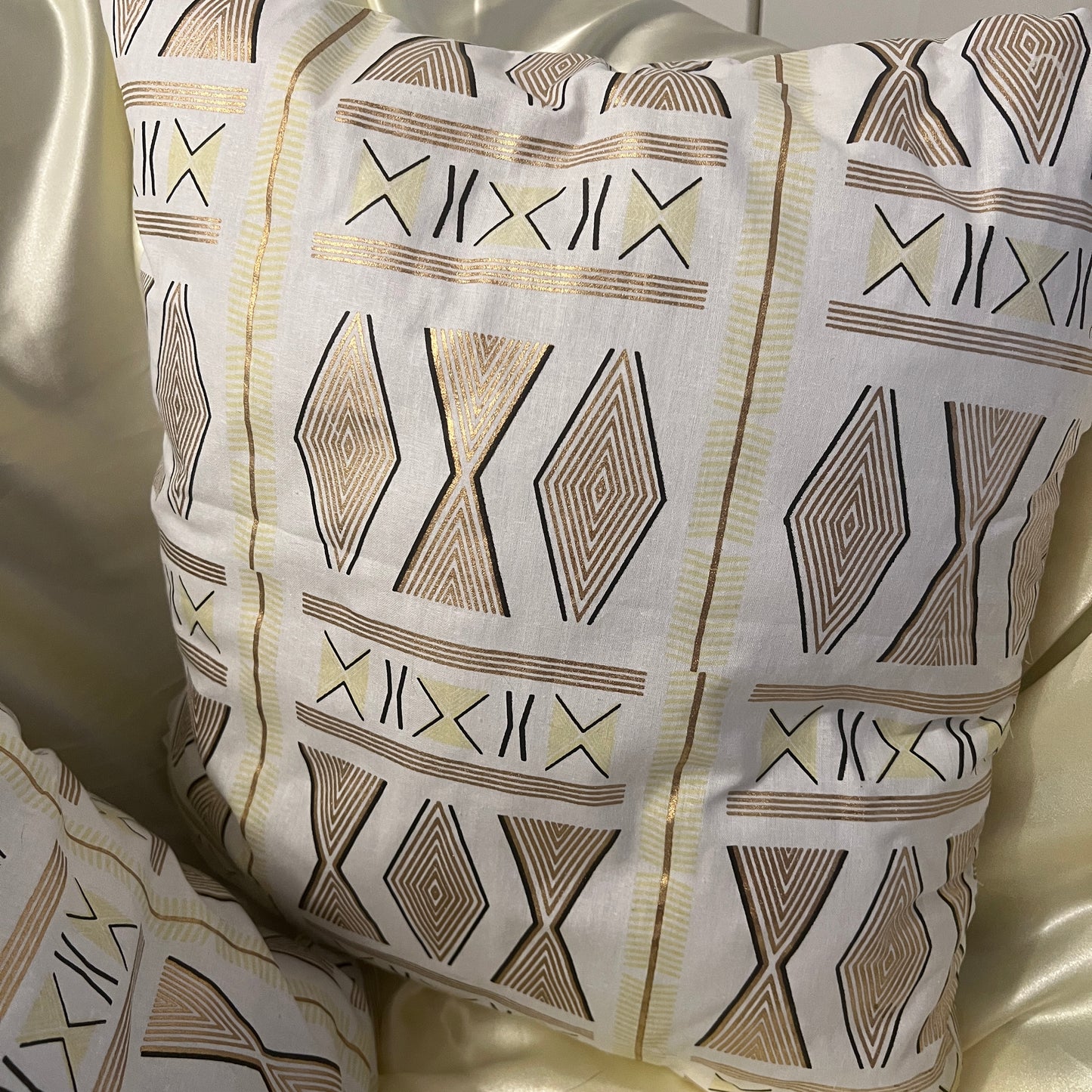 Alluring African Print Set of 2 Throw Pillows